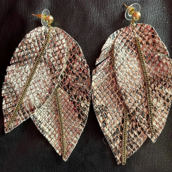 Snakeprint earrings. - Picture 1 of 2
